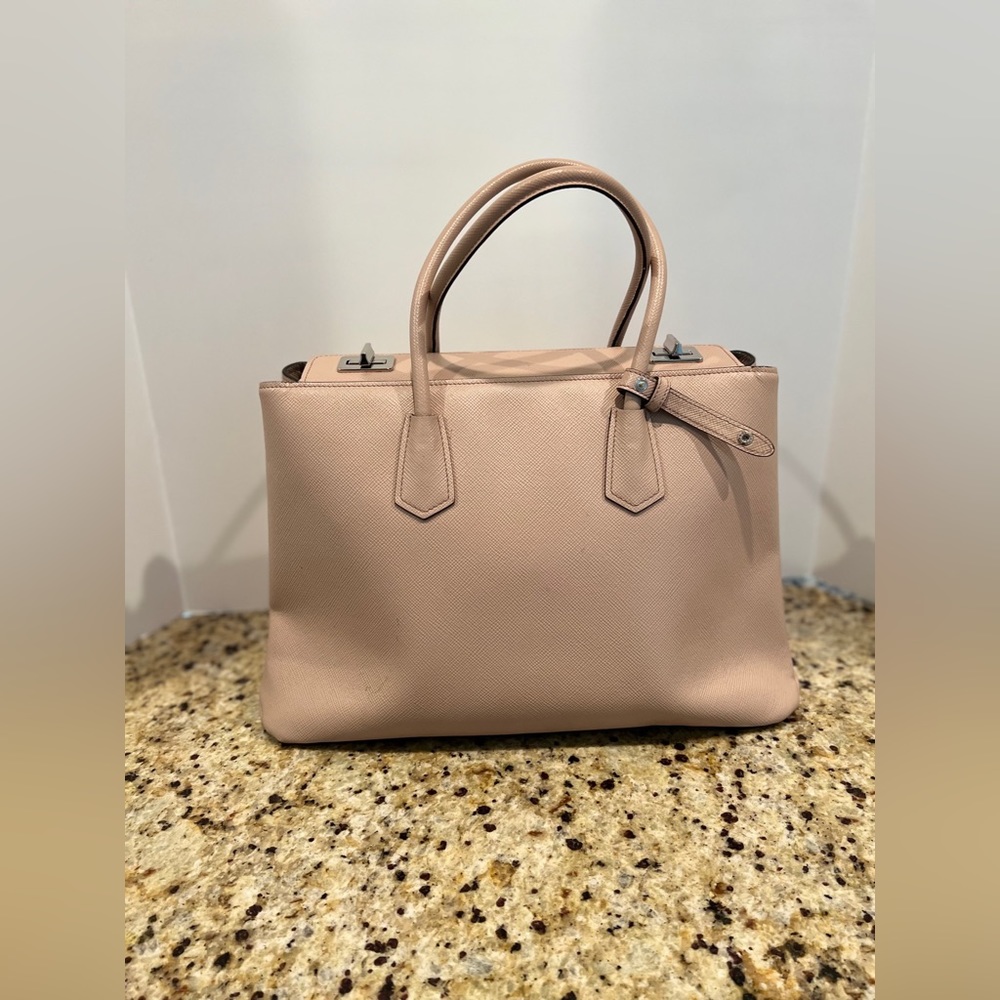 Prada - Picture 2 of 6